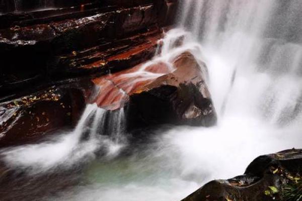 丁丑年生涧下水命，解读其命格与性格特点的奇妙旅程