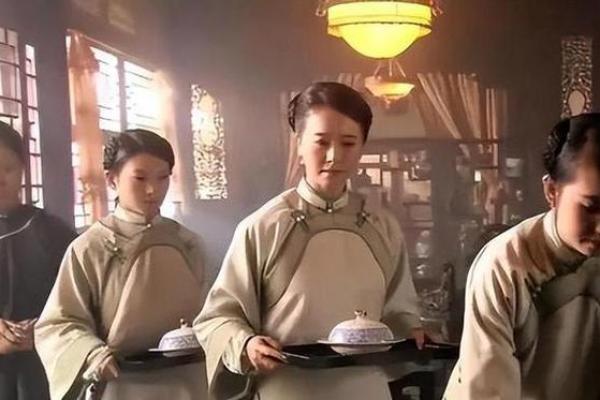 在纷繁的古代，小姐与丫环之间的微妙关系