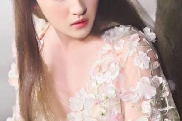 2012龙女命运解析：气质与事业的独特交融
