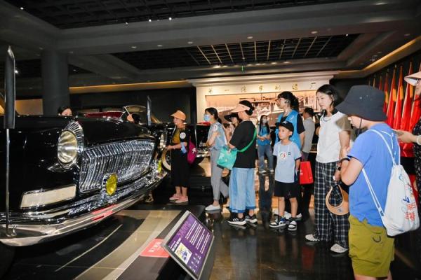 属狗腊月十五出生的人命运解析：性格、事业与家庭幸福探秘