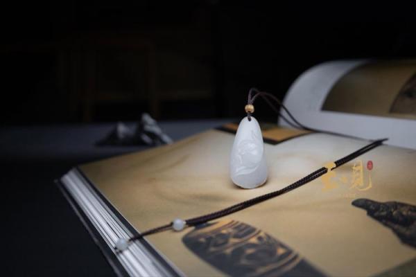 命理中的白玉莲花:寓意、特征与日常运用 命理中的白玉莲花:寓意、特征与日常运用