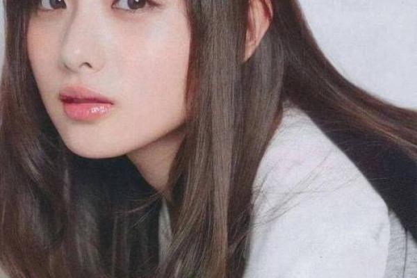 不化妆的女生:真实之美与命运的交错探秘 不化妆的女生:真实之美与命运的交错探秘