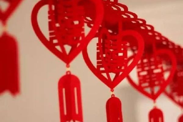 属鸡女性:寻觅最佳命运与婚姻的完美搭配 属鸡女性:寻觅最佳命运与婚姻的完美搭配