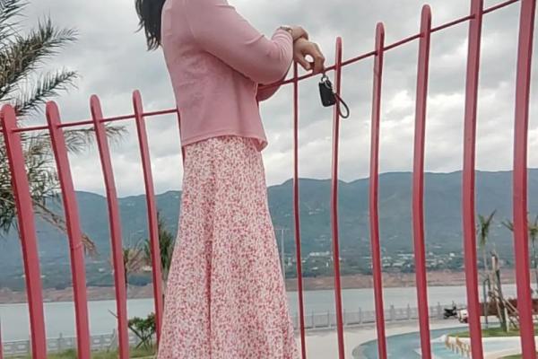 为何人生如梦，重担难承却轻命随风？