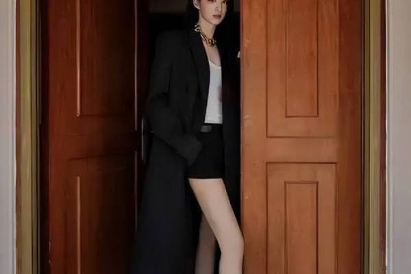 69年属鸡女命解析：独立优雅，智慧与魅力并存的完美女性