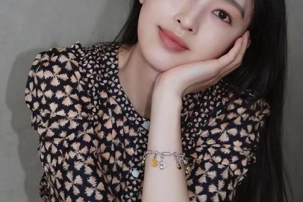 天生美女命:那些与生俱来的魅力与命运的交织 天生美女命:那些与生俱来的魅力与命运的交织