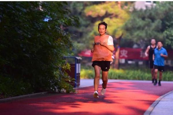 吃饭流汗的人是什么命？探寻生活背后的故事与意义
