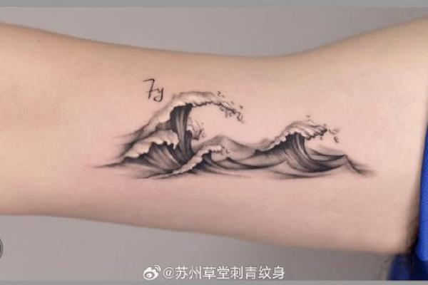 海中金命男人的纹身选择：力量与魅力的象征