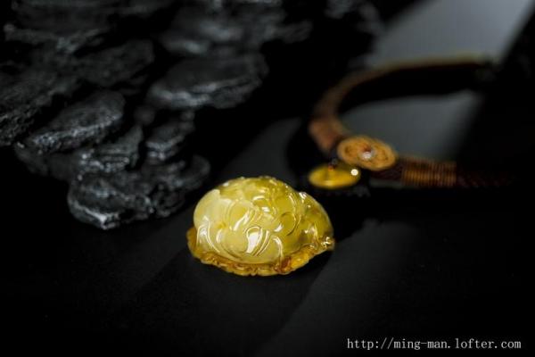 琥珀的魅力：适合不同命理之人的佩戴指南