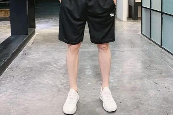 有腿毛的男人：自然的标志与命运的象征