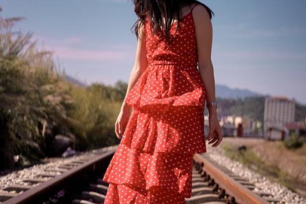 探秘命理:三两四女命的独特性与人生轨迹 探秘命理:三两四女命的独特性与人生轨迹