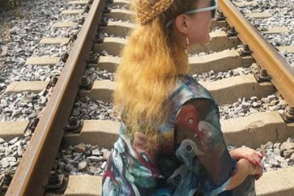 探秘命理:三两四女命的独特性与人生轨迹 探秘命理:三两四女命的独特性与人生轨迹