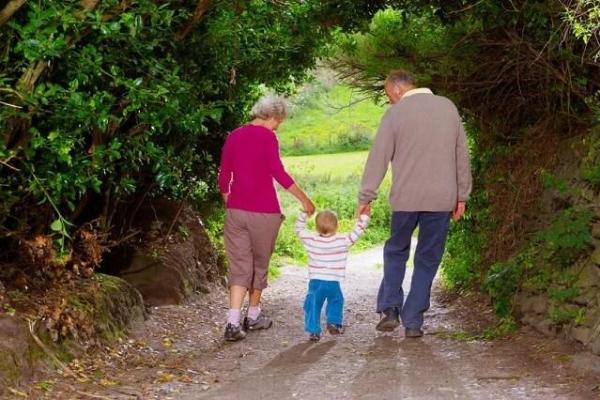 如何看待中年与晚年的命运转折:一个人生的智慧与反思之旅 如何看待中年与晚年的命运转折:一个人生的智慧与反思之旅