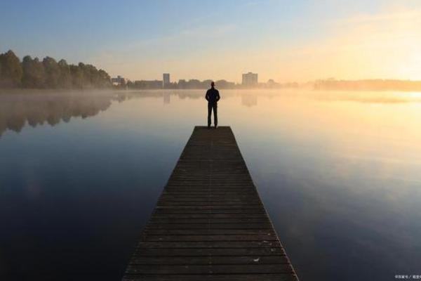 如何看待中年与晚年的命运转折:一个人生的智慧与反思之旅 如何看待中年与晚年的命运转折:一个人生的智慧与反思之旅