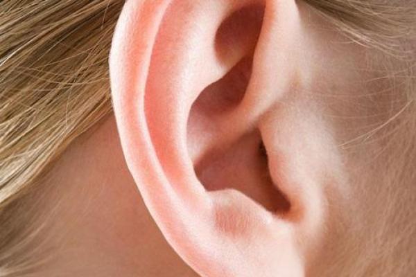 解读女孩小耳朵的命运：耳朵与性格、运势的奇妙关系