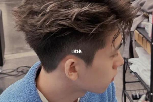 细软头发男人的命运：从发丝看人生的机缘与挑战