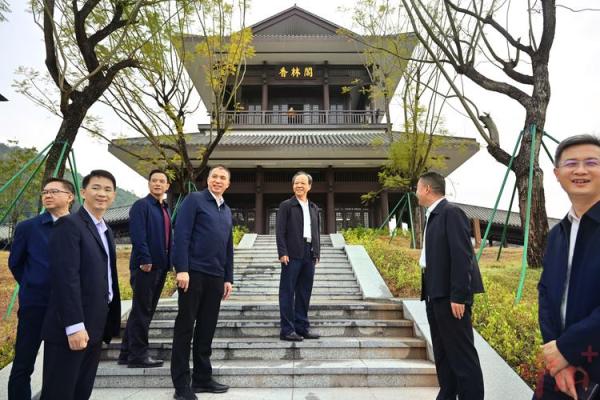 松柏木命的最佳葬埋方位：探寻自然之道与灵魂相依的和谐之地