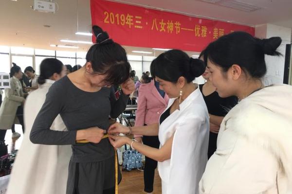 女性炉中火命佩戴物品与个性魅力之道