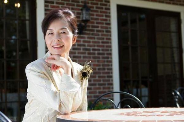 探秘先天桃花命女人：她们的魅力与人生轨迹