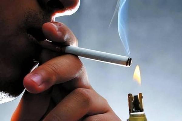 吸烟的男人：命运的烟雾与人生的选择
