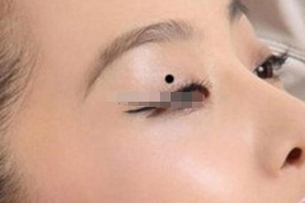 多层眼皮女人的命运解析：美丽与智慧的双重象征