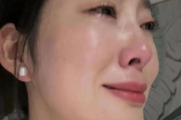 无辜眼的女孩：命运之路的悲喜交织与成长旅程