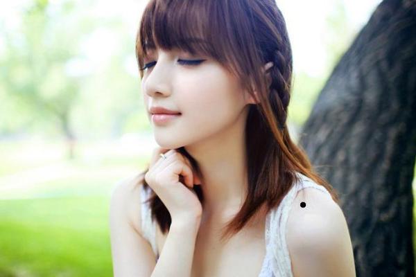 揭秘：女生左肩膀高的神秘命运，你知道吗？