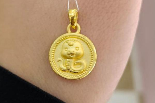 水中金命人如何选择适合的饰品与颜色