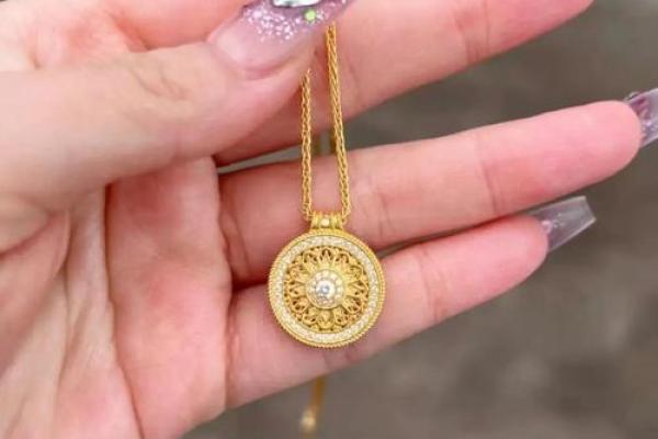 中土命的星辰之光：适合佩戴的首饰探秘