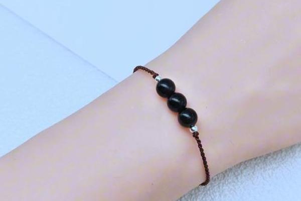 探寻木命之人：黑曜石与水晶的完美搭配